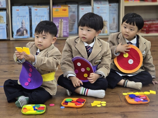 즐거운 미술시간 알록달록한 단추를 사용하여 다양한 색을 분류하고 비교해 보았어요.